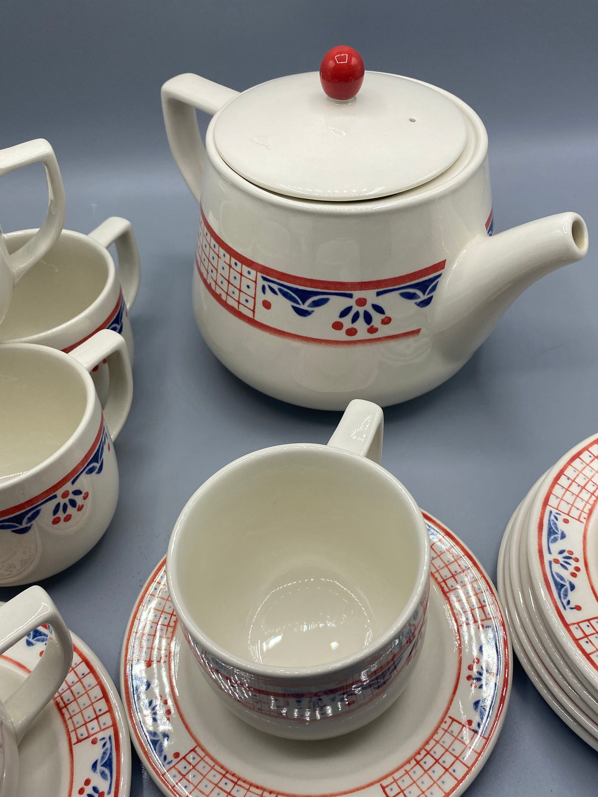 Détail cafière et tasse sur soucoupe, intérieur tasse blanc