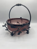 Coupe verre améthyste monture fer forgé Art nouveau, vue de face, libellules et baies