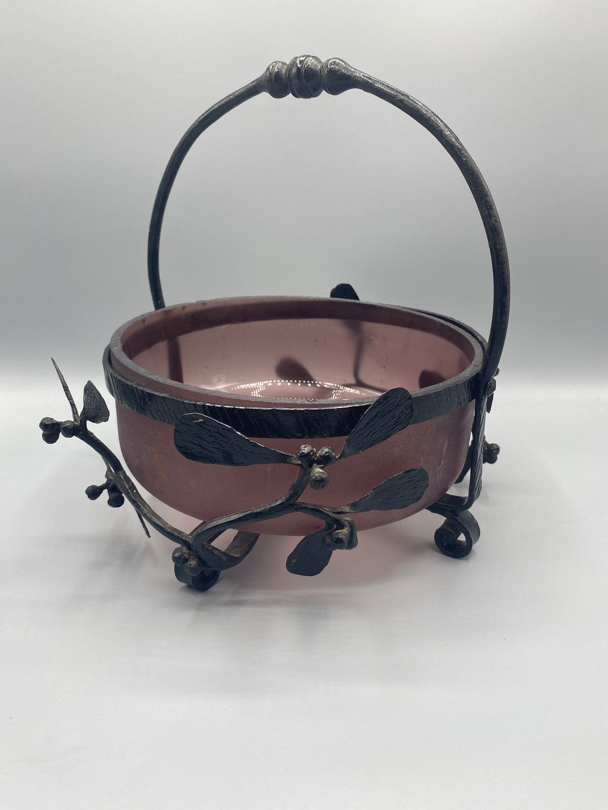 Coupe verre améthyste monture fer forgé Art nouveau, vue de face, libellules et baies