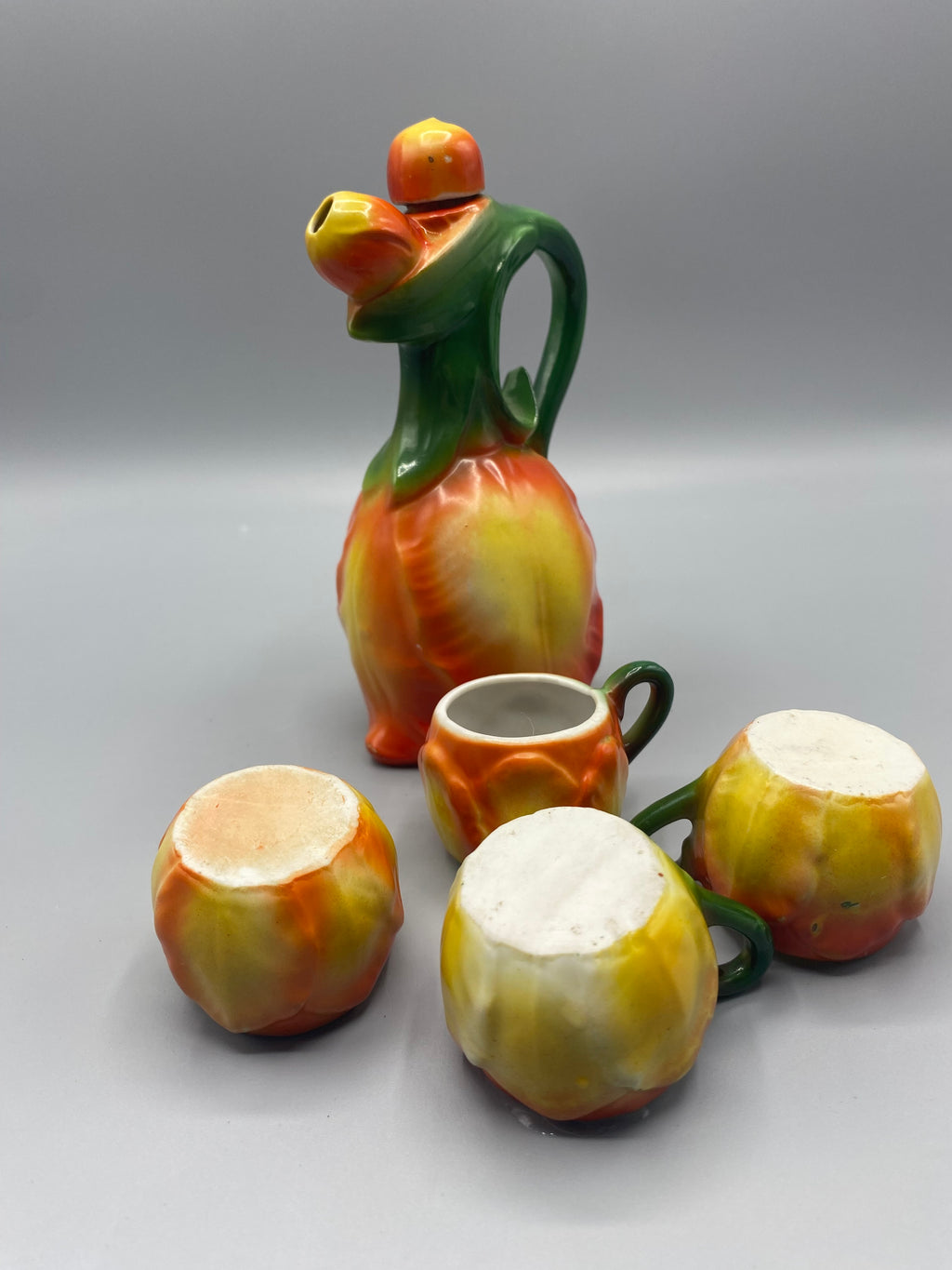 Vue de dos, revers des tasses et carafe, fond non émaillé