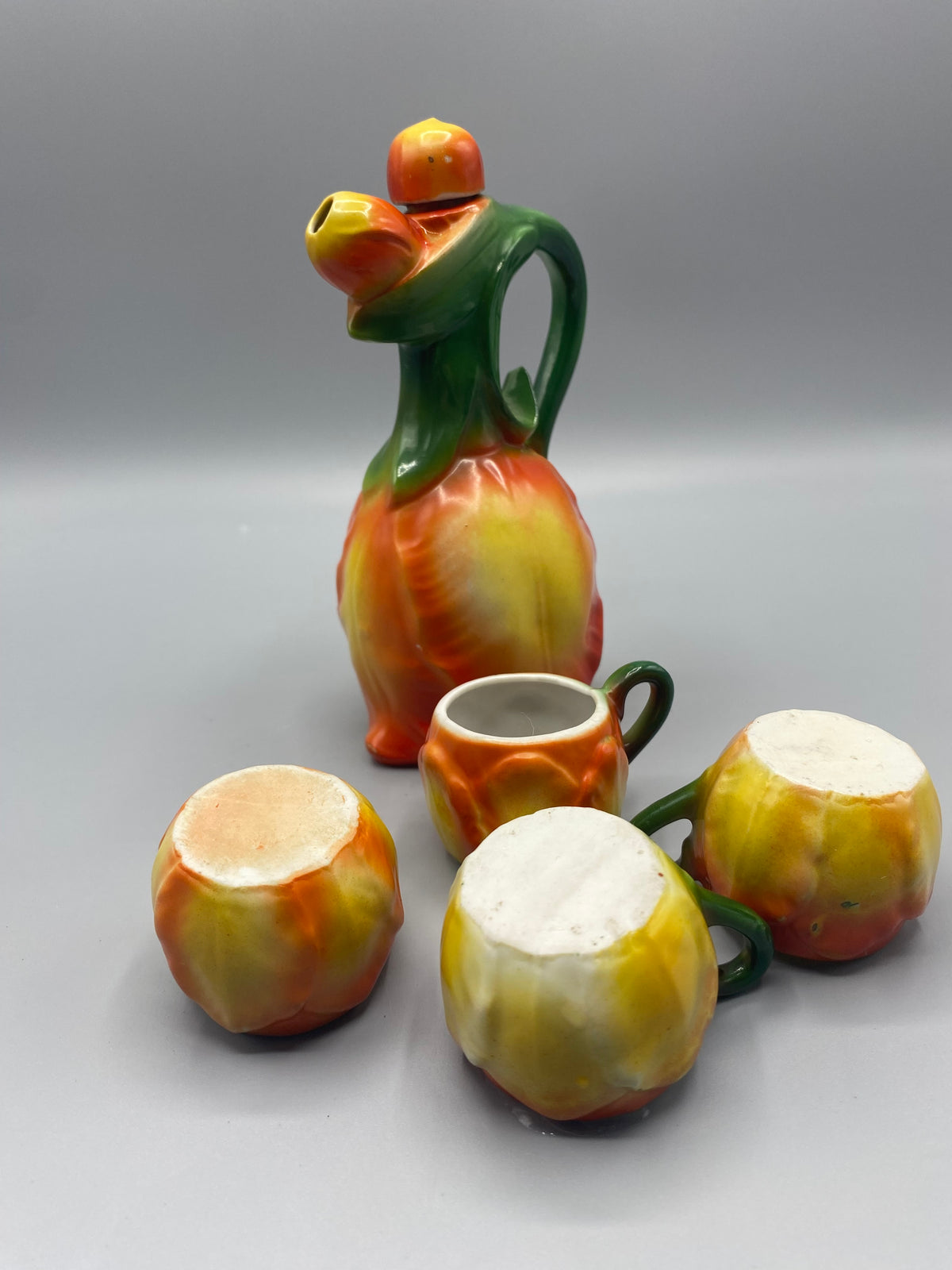 Vue de dos, revers des tasses et carafe, fond non émaillé