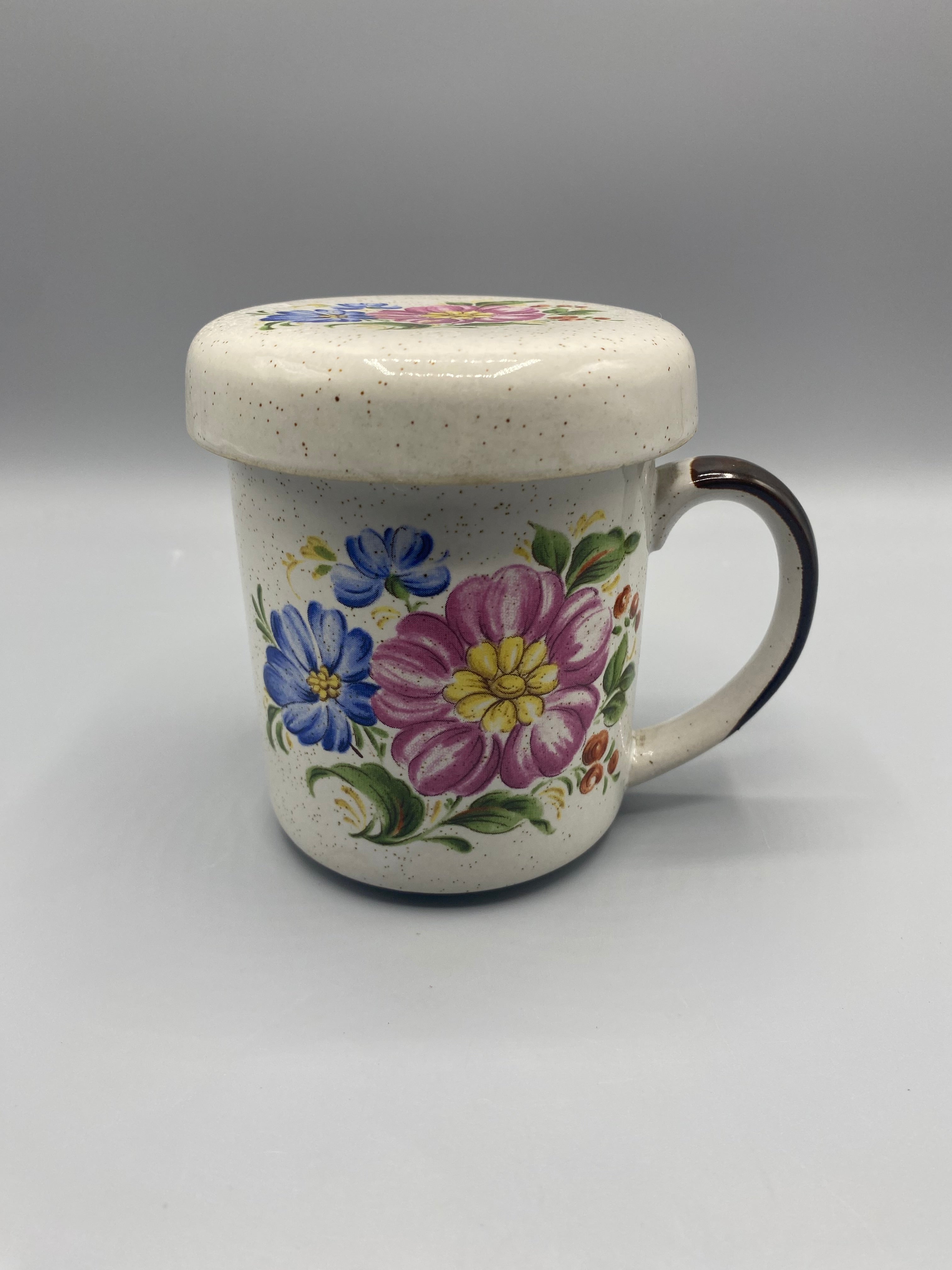 Tasse à thé céramique avec filtre et couvercle, décor floral, vue de côté couvercle fermé