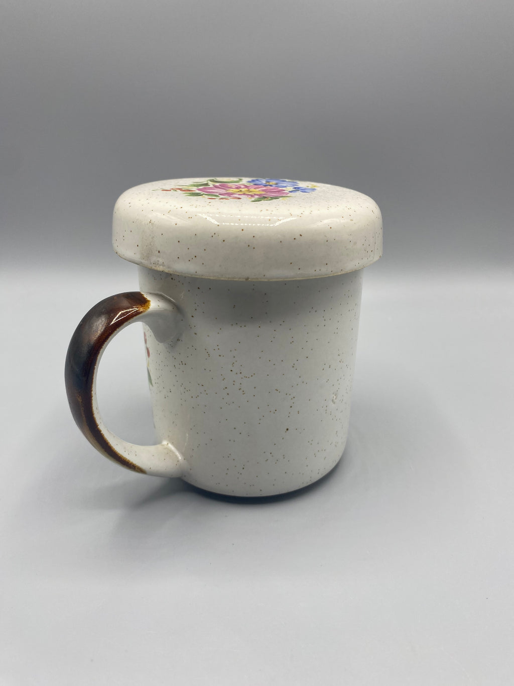 Tasse à thé céramique, vue du dessus avec filtre et couvercle démontés