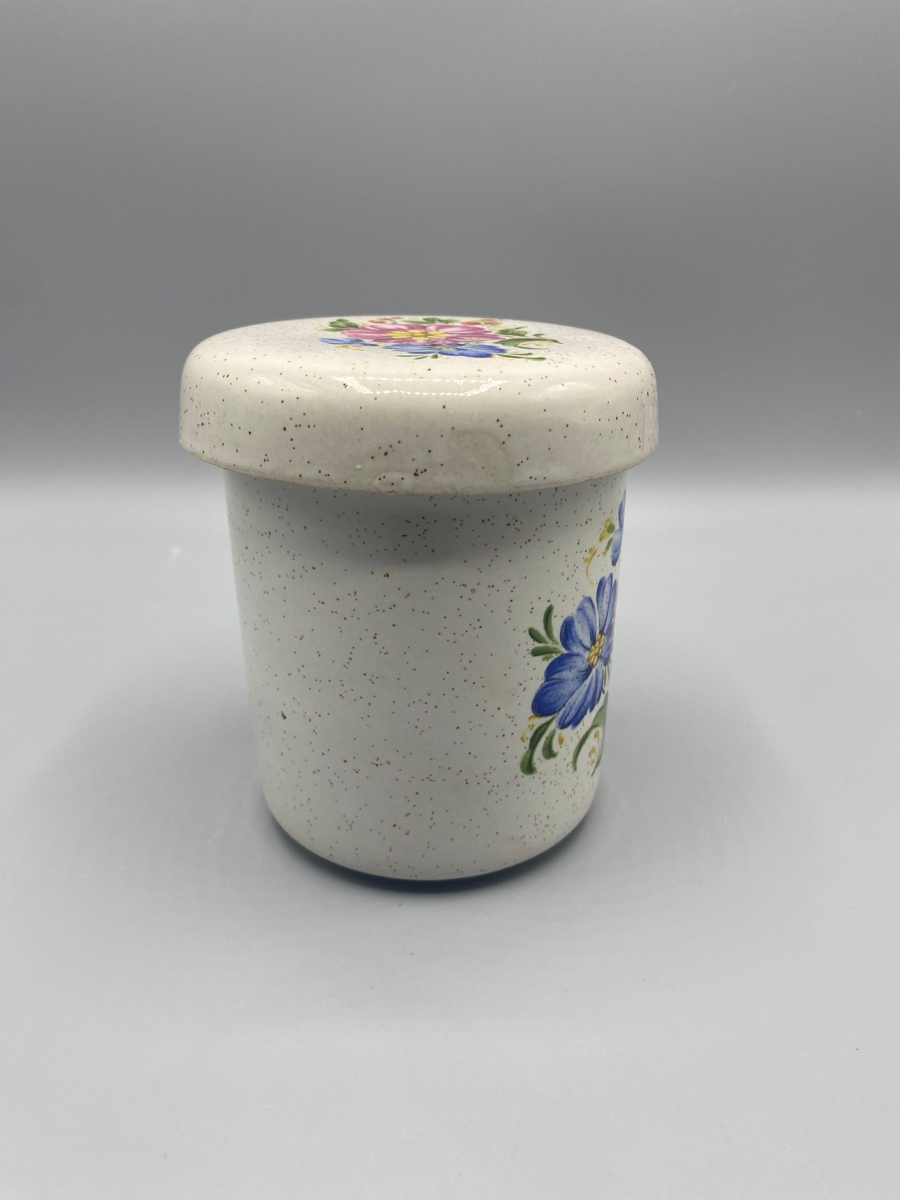 Tasse à thé céramique, décor floral roses et bleuets, couvercle fermé
