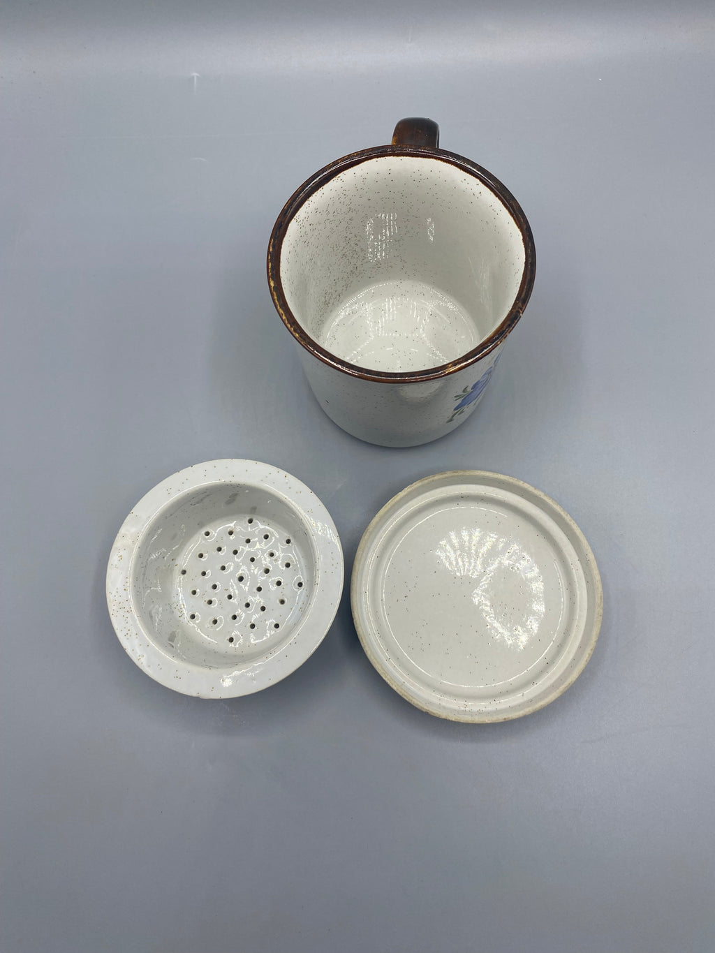 Couvercle de la tasse à thé céramique, décor floral roses et bleuets, vue du dessus