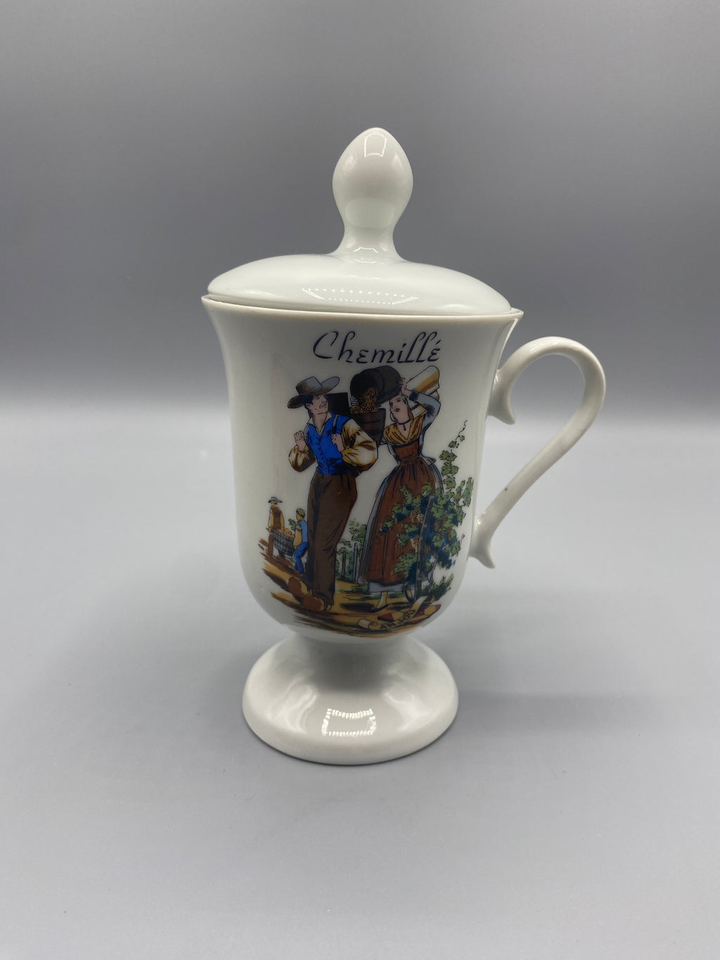 Tasse à thé porcelaine souvenir Chemillé avec couvercle, couple en costume traditionnel angevin, vue de face