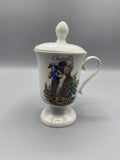 Tasse à thé porcelaine souvenir Chemillé avec couvercle, couple en costume traditionnel angevin, vue de face
