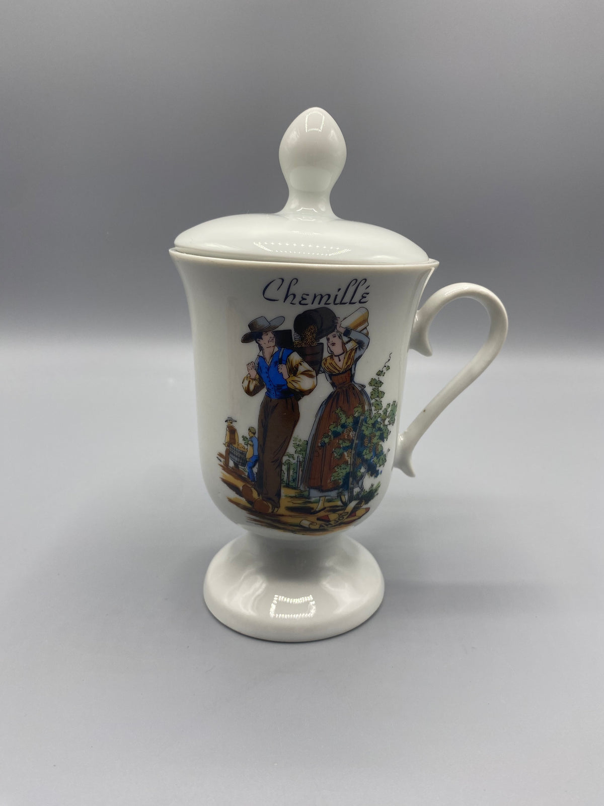 Tasse à thé porcelaine souvenir Chemillé avec couvercle, couple en costume traditionnel angevin, vue de face