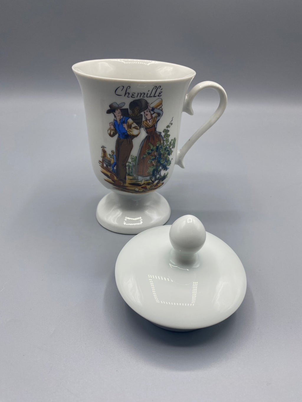 Tasse à thé porcelaine Chemillé, couvercle posé à côté, vue de trois quarts