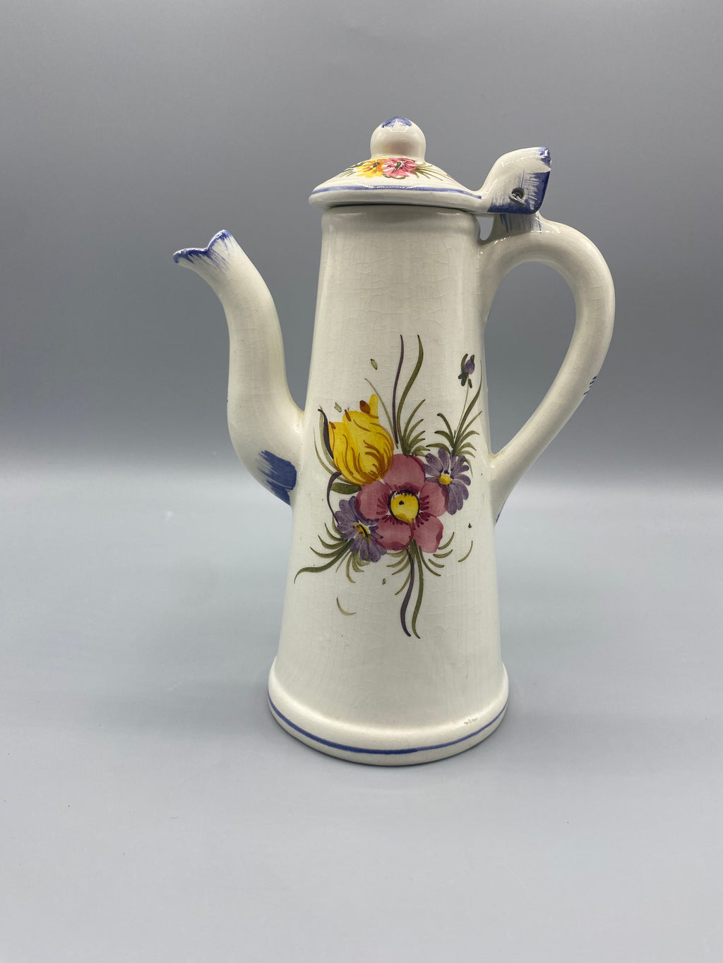 Cafetière faïence blanche décor floral tulipes anémones, vue de face