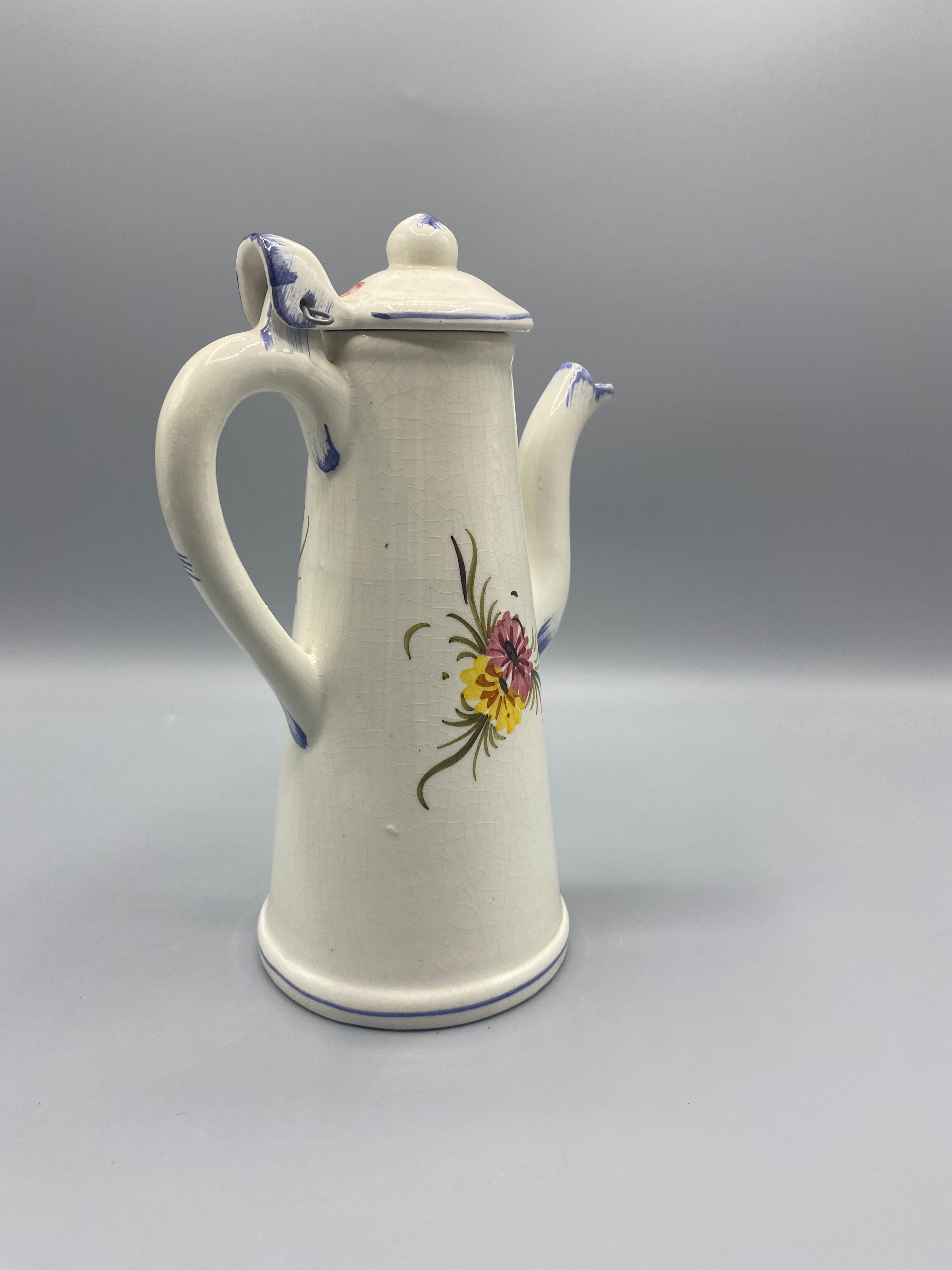 Cafetière faïence, vue de trois quarts arrière, anse et bec verseur