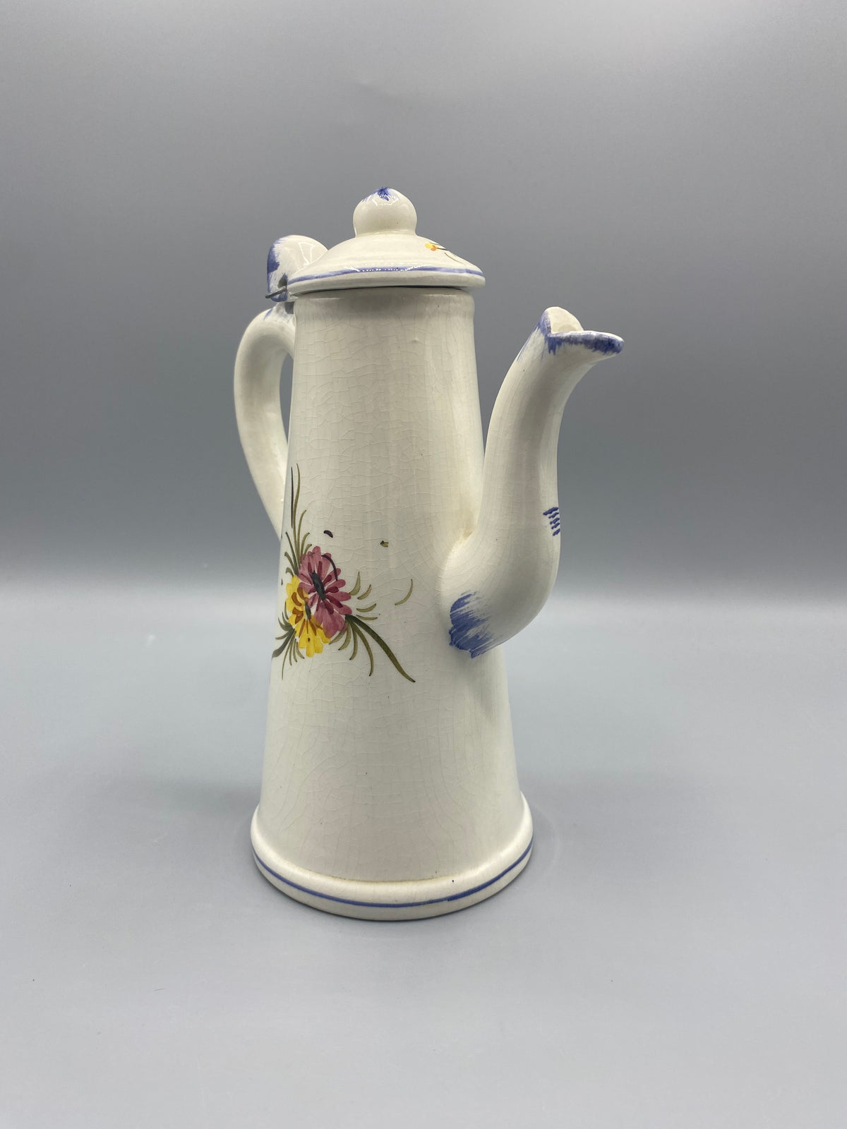Cafetière faïence, vue de dos, décor floral et touches bleu cobalt