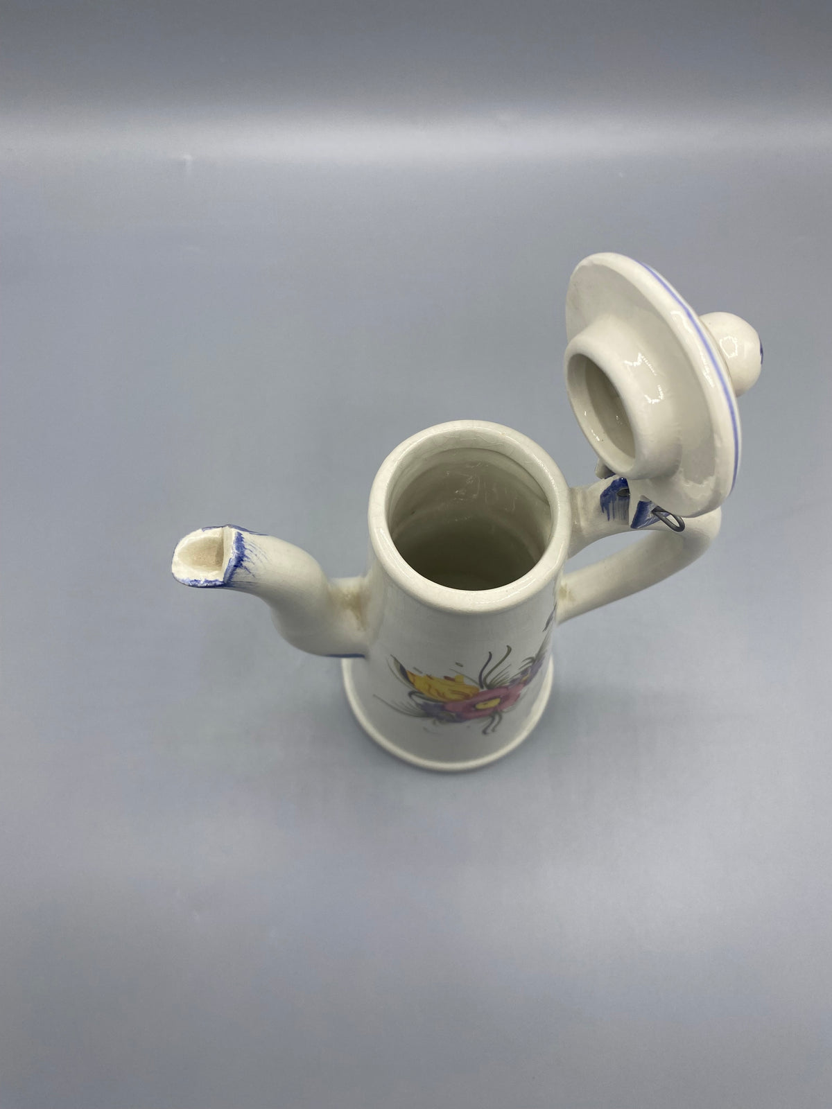 Cafetière faïence, vue du dessus couvercle ouvert, intérieur