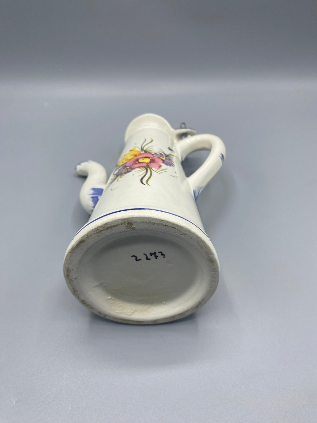 Fond de la cafetière faïence, vue du dessous, numéro 2273