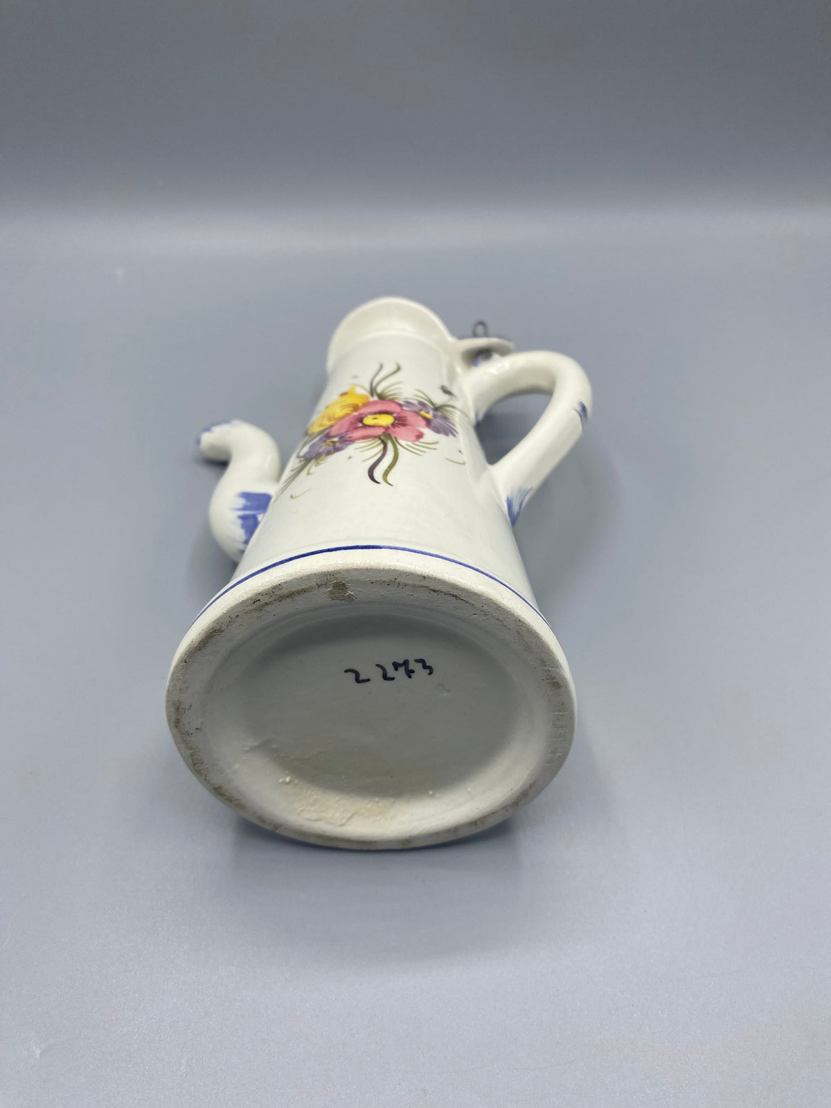 Fond de la cafetière faïence, vue du dessous, numéro 2273