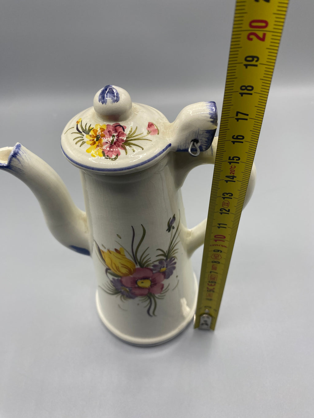 Cafetière faïence avec mètre, hauteur environ 19 cm