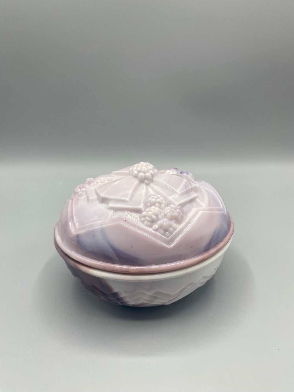 Bonbonnière opaline marbre rose violine Art déco, vue de face couvercle fermé