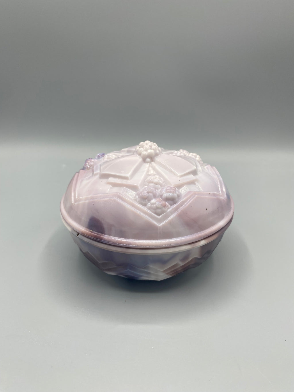 Bonbonnière opaline marbre, vue du dessus couvercle, décor géométrique Art déco en relief