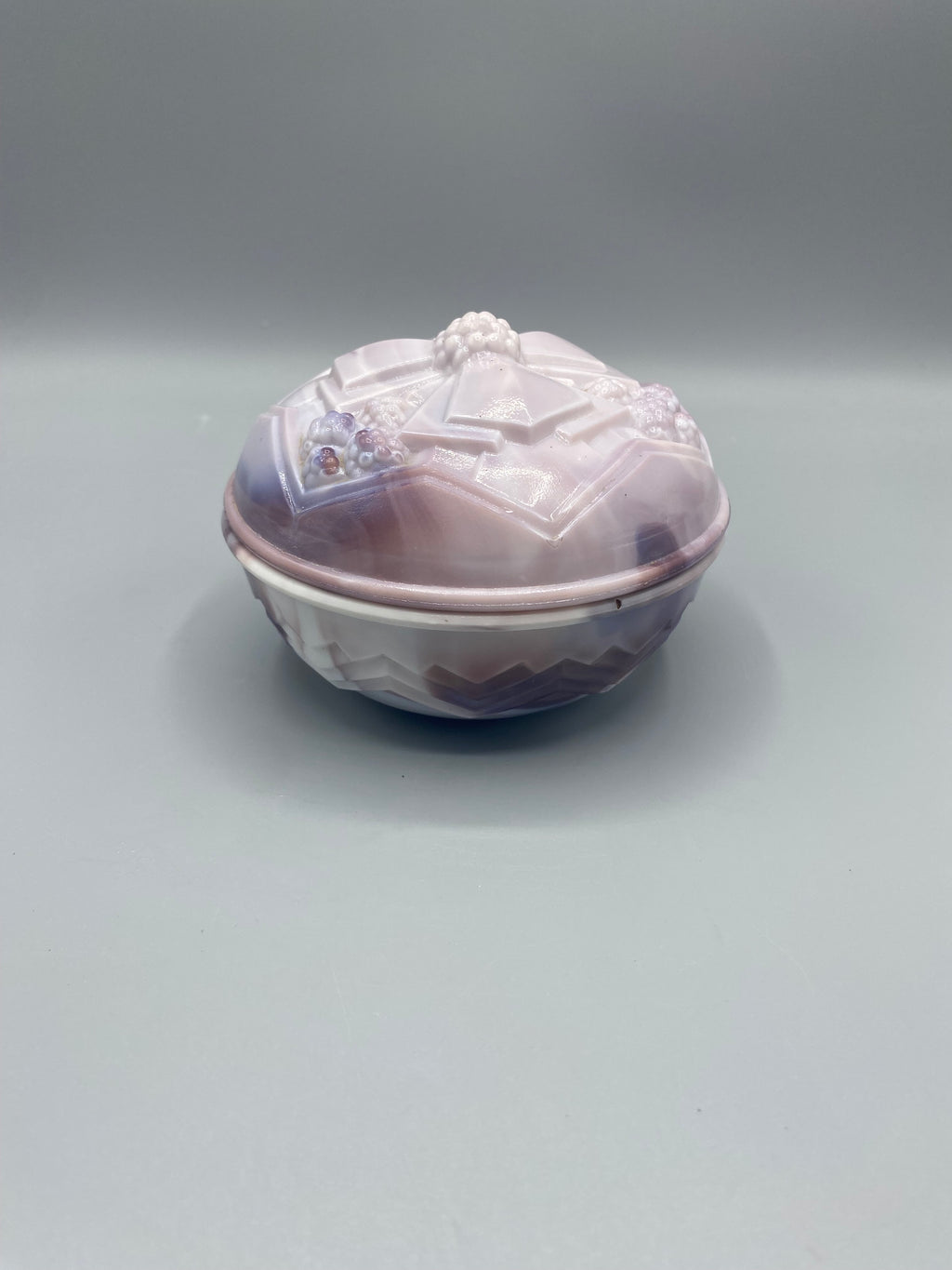 Bonbonnière opaline ouverte, intérieur marbré volutes roses et violines
