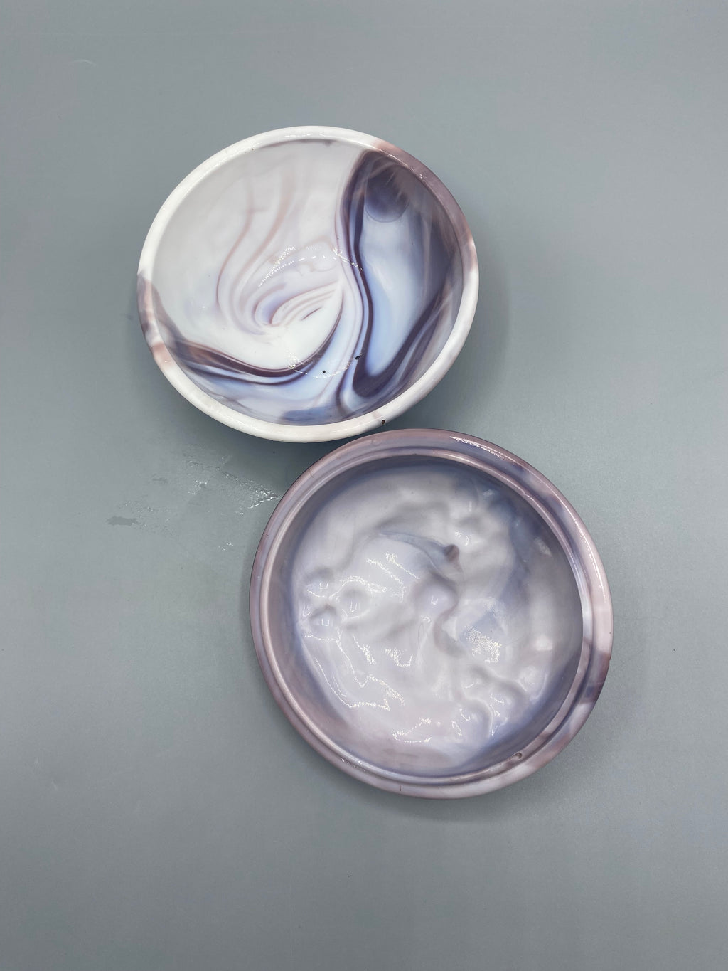 Bonbonnière opaline ouverte avec mètre, diamètre environ 12 cm