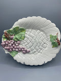 Grand plat majolique italienne, grappe de raisins mauves et feuilles de vigne en relief, vue de face