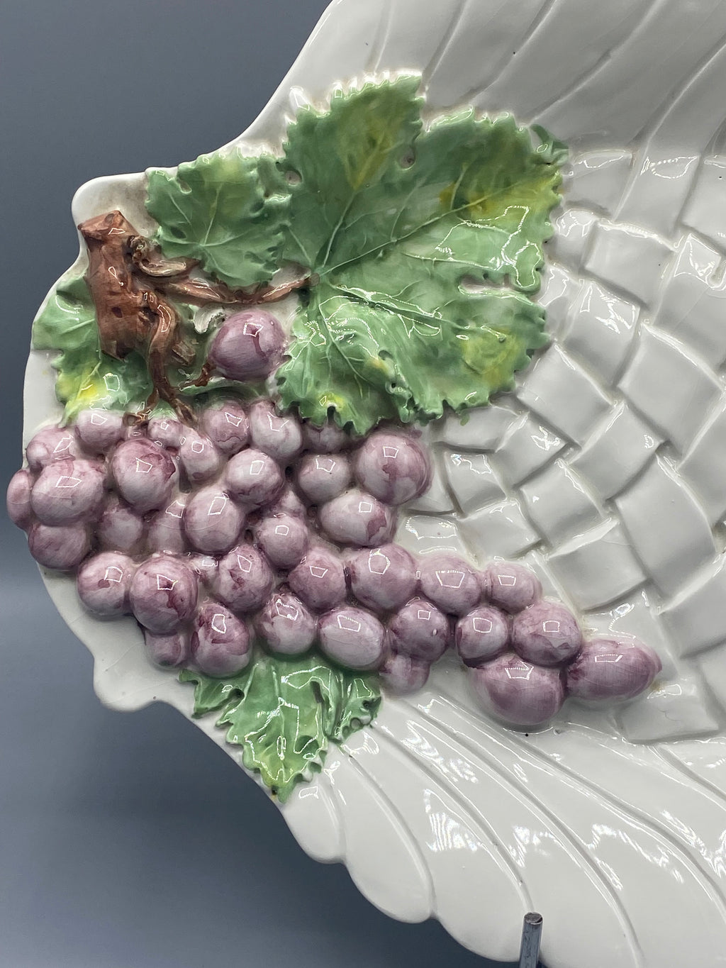 Grand plat majolique italienne, vue du côté fond tressé et second rameau de vigne
