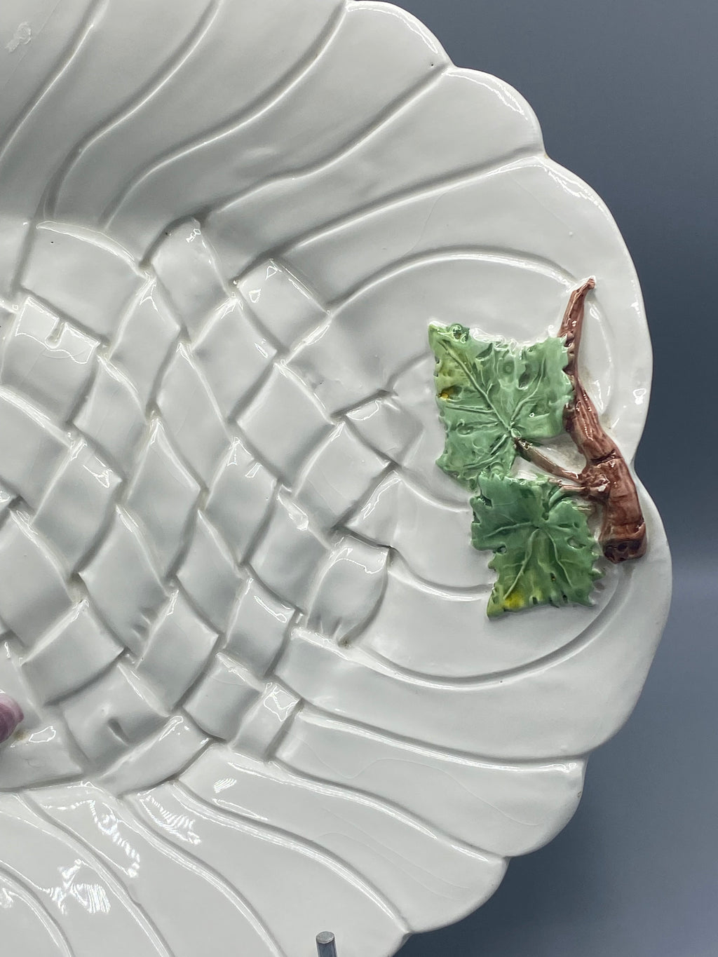 Grand plat majolique italienne, vue du revers avec quatre pieds et marquage Made in Italy 1221