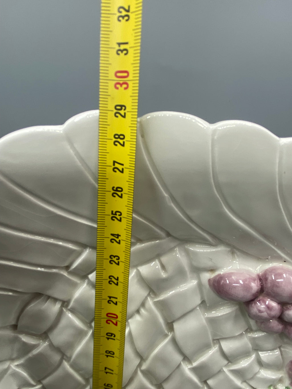 Détail de la grappe de raisins en relief, tonalités prune et vieux rose
