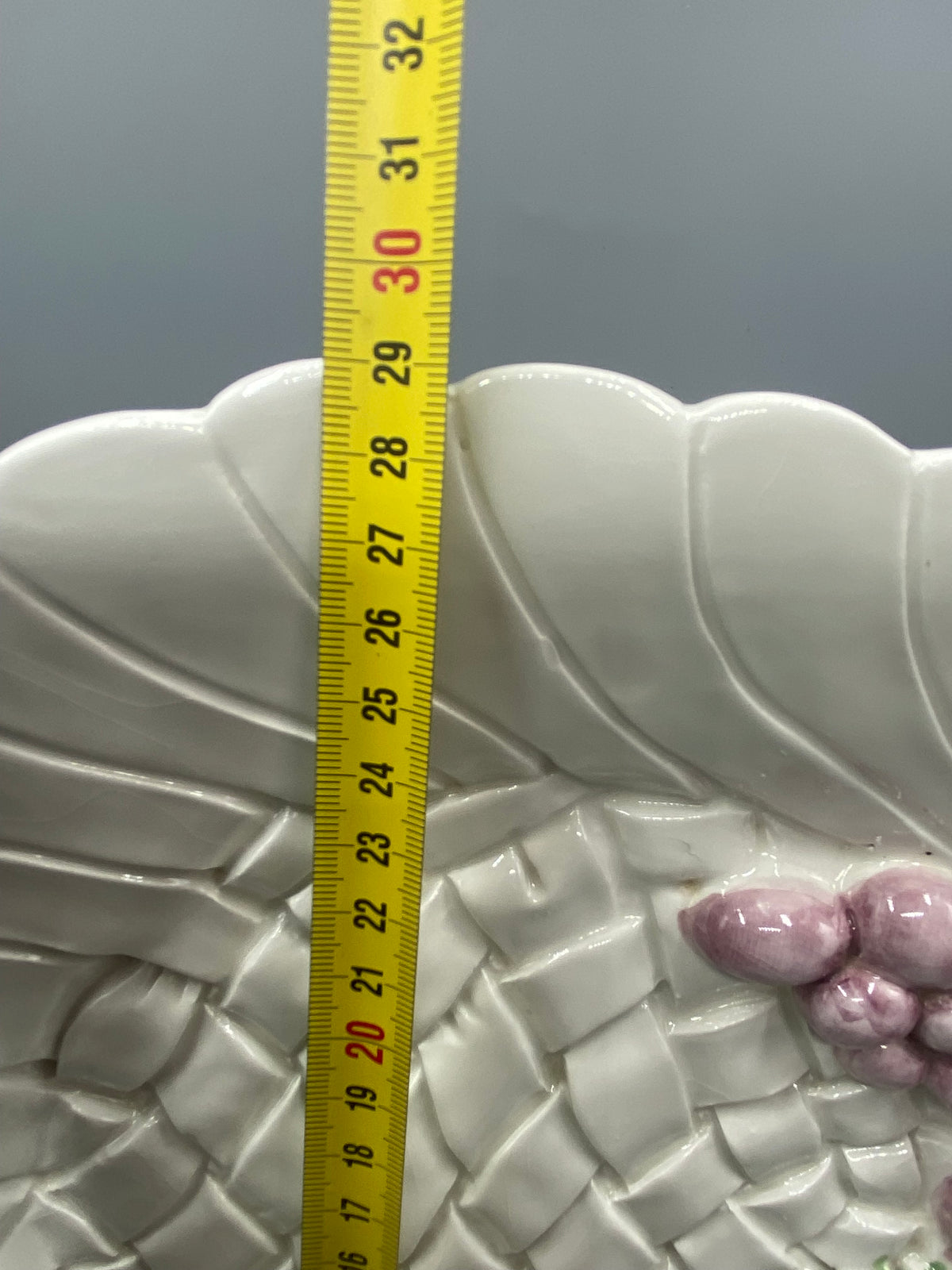 Détail de la grappe de raisins en relief, tonalités prune et vieux rose