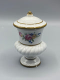 Petite potiche couverte Kerafina porcelaine blanche, décor floral et dorure, vue de face