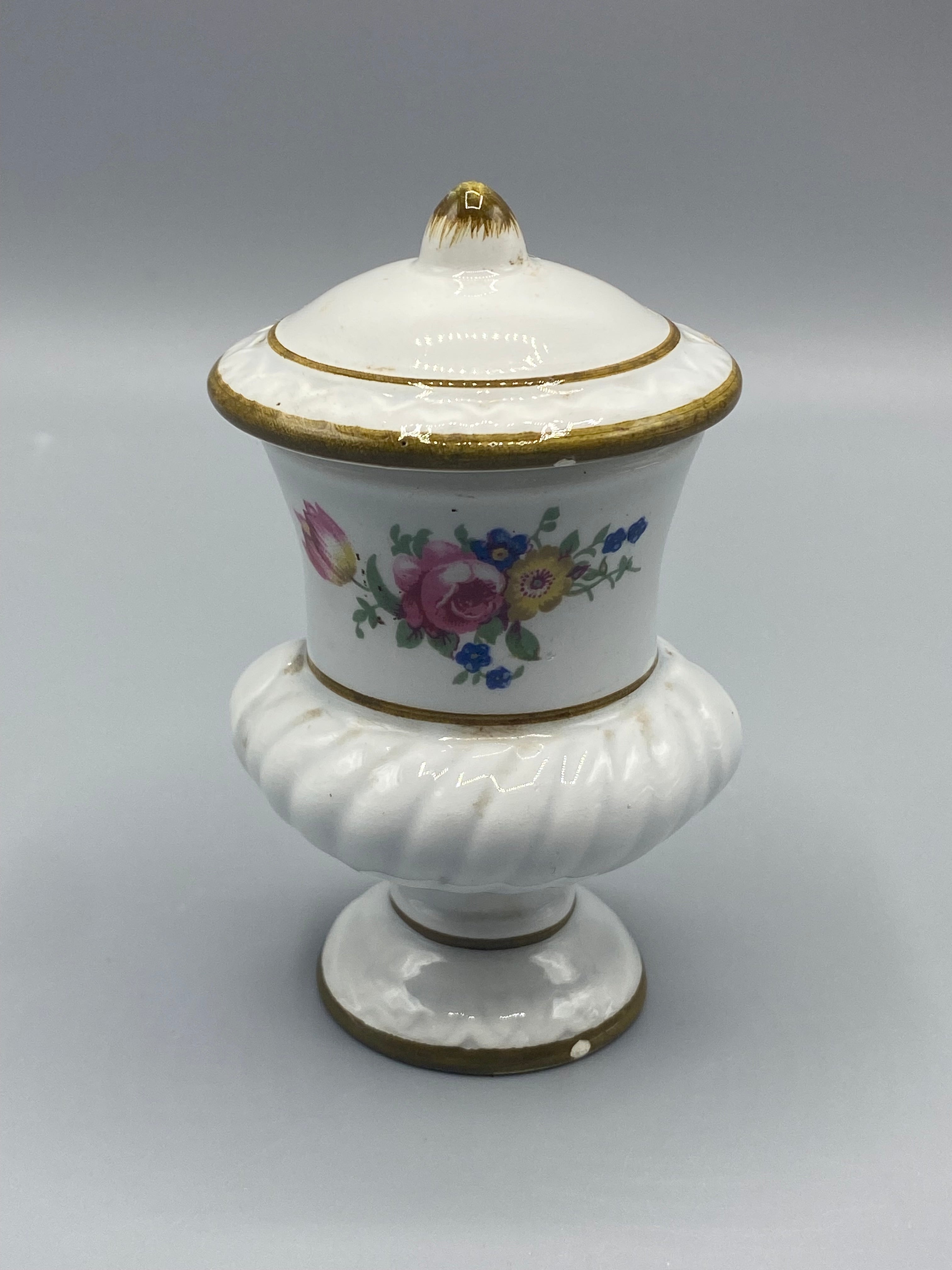 Petite potiche couverte Kerafina porcelaine blanche, décor floral et dorure, vue de face