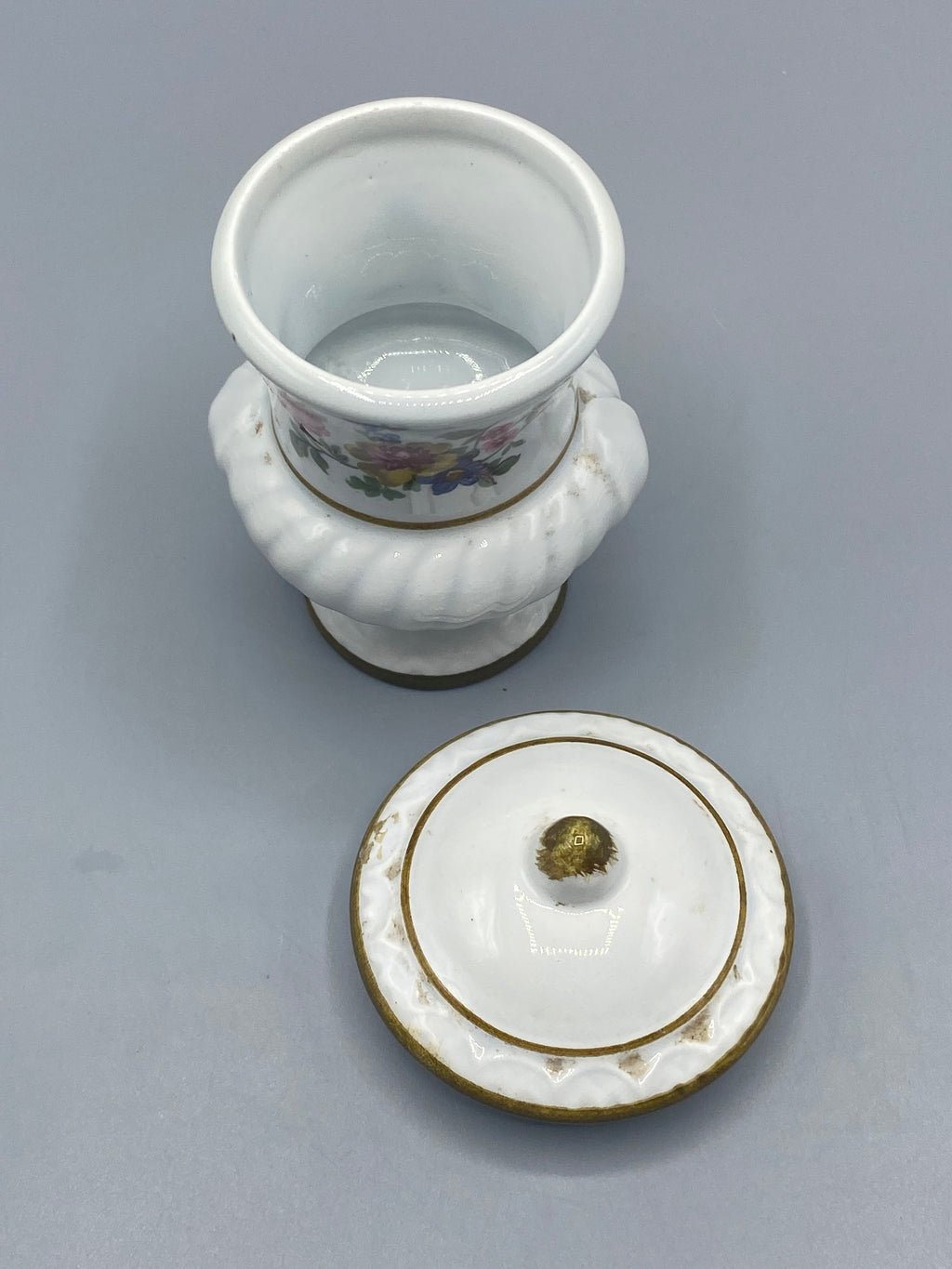 Fond de la potiche Kerafina, monogramme KPM Kerafina doré sur porcelaine blanche
