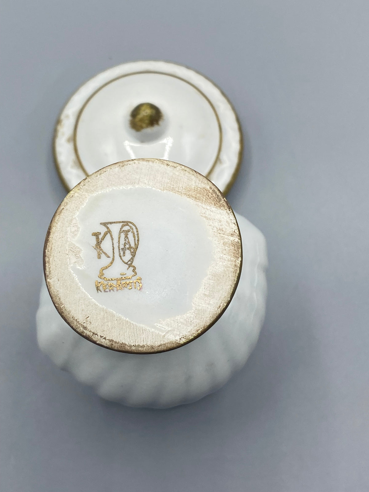 Détail du monogramme KPM Kerafina doré, gros plan