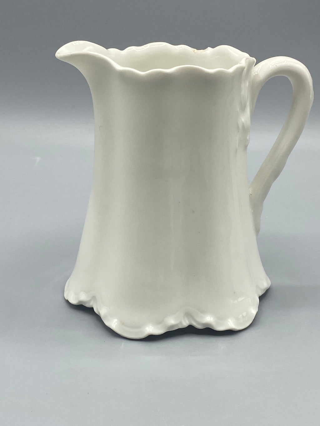 Crémier Haviland France porcelaine blanche godronnée, vue de face