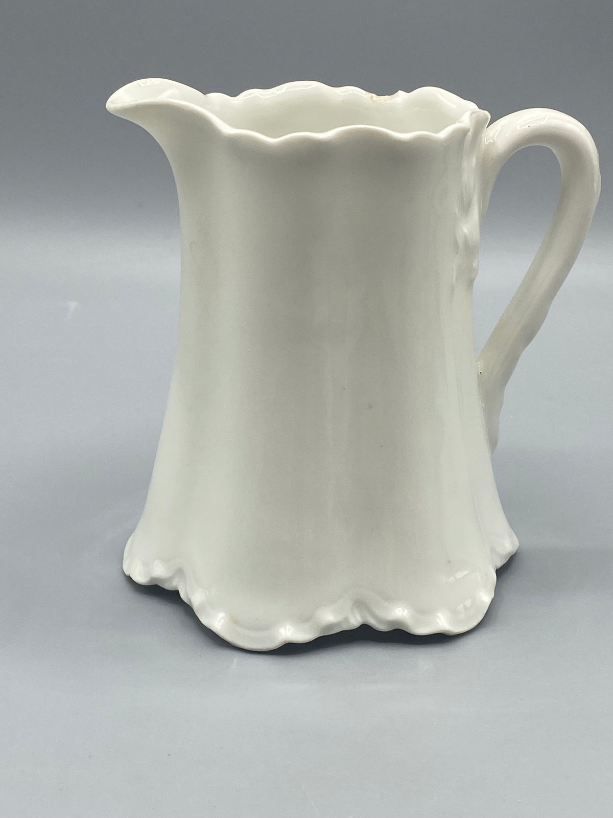 Crémier Haviland France porcelaine blanche godronnée, vue de face