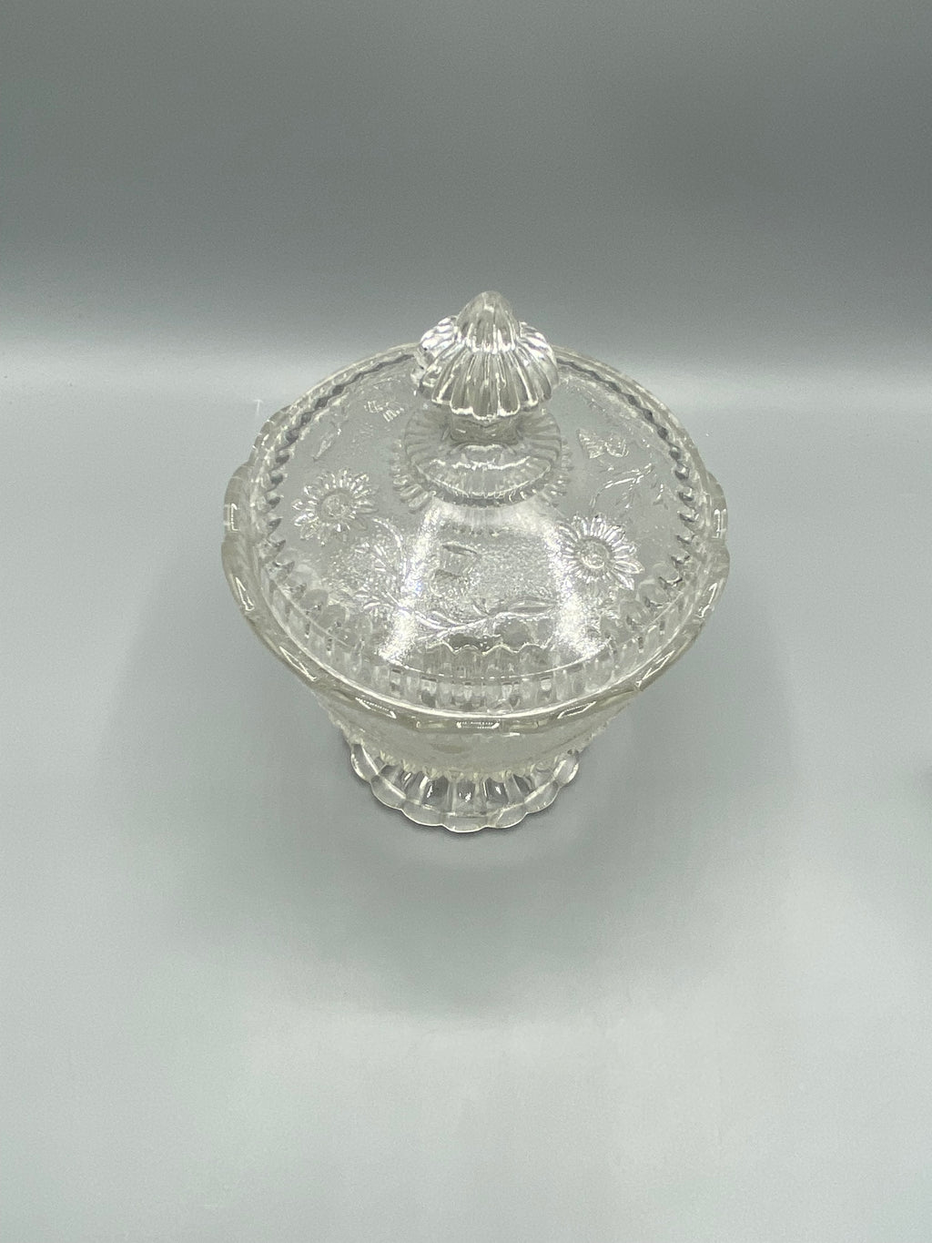 Drageoir verre moulé, vue de trois quarts dessus, couvercle avec marguerites et prise côtelée