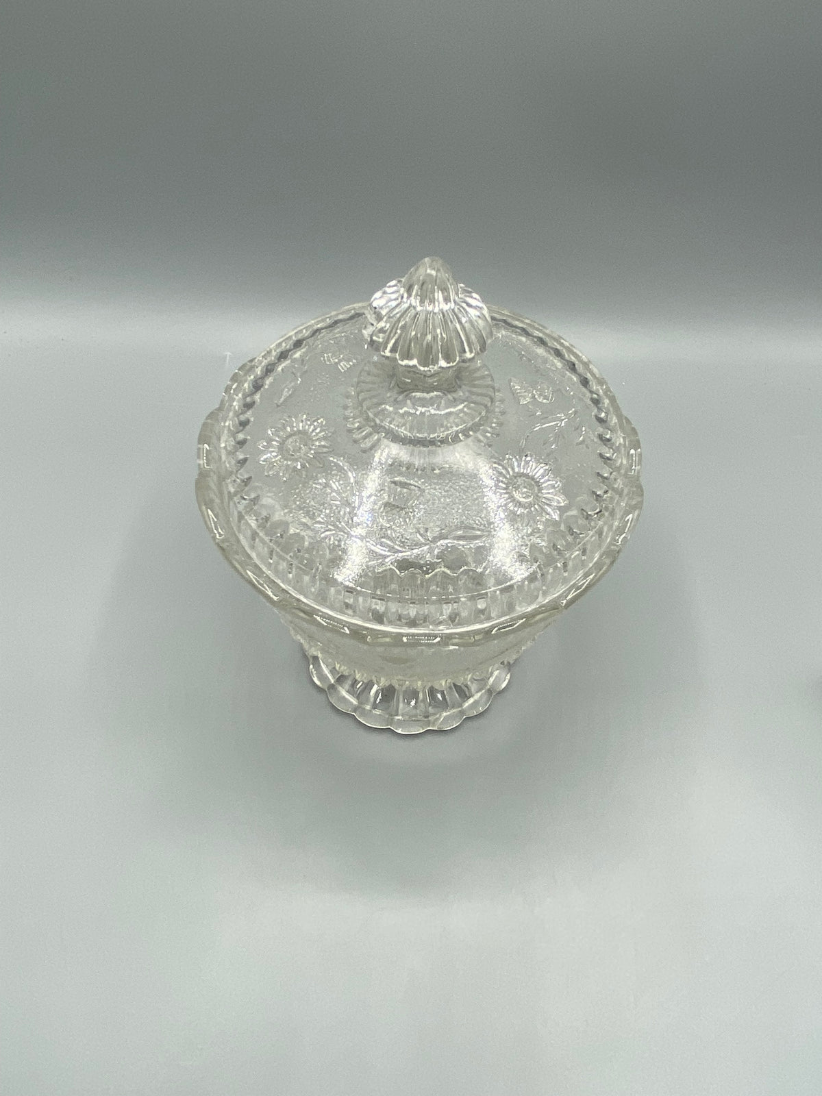 Drageoir verre moulé, vue de trois quarts dessus, couvercle avec marguerites et prise côtelée