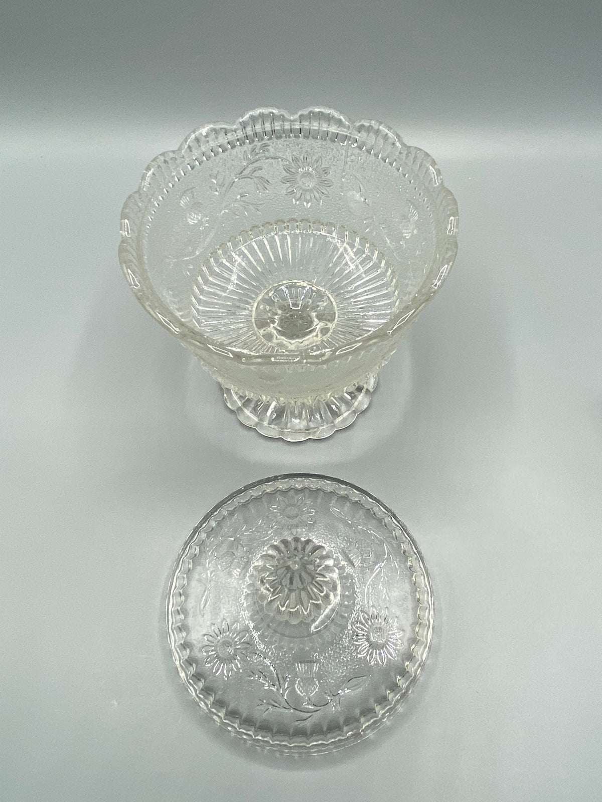 Drageoir verre moulé ouvert, vue du dessus de la coupe et couvercle posé à côté