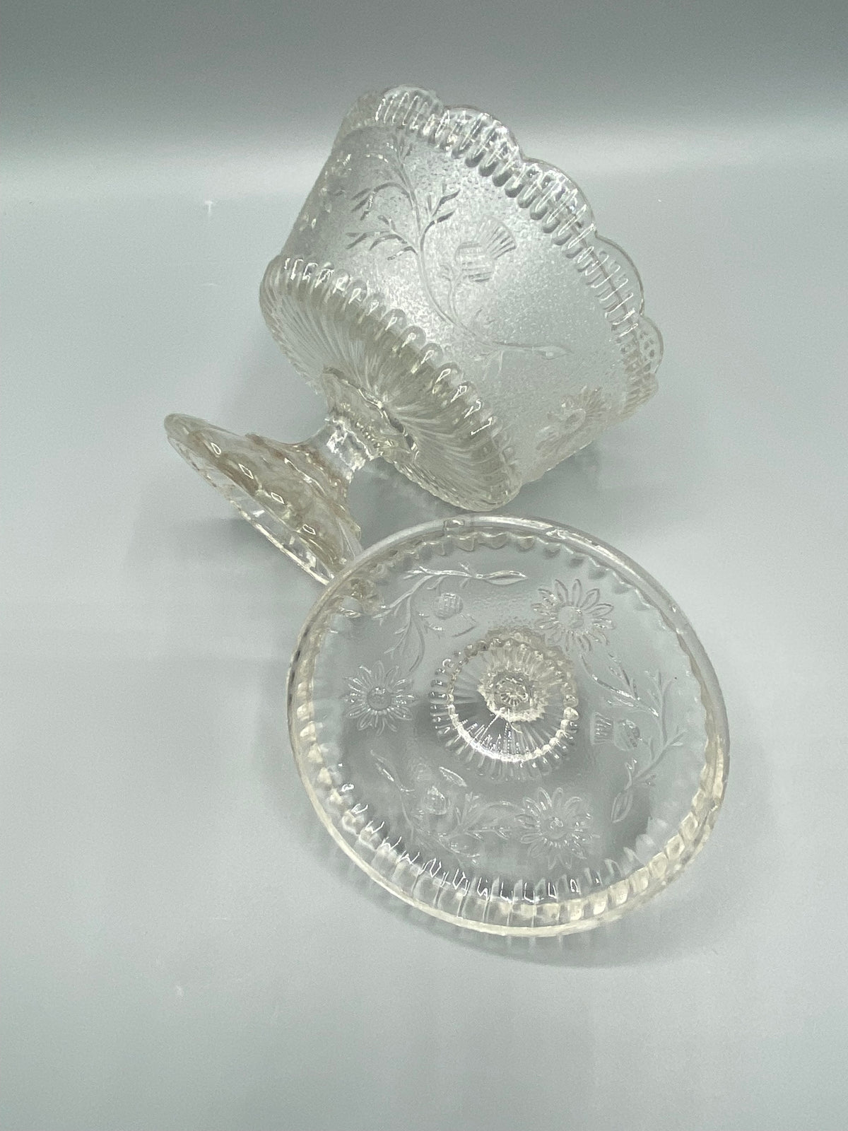 Drageoir verre moulé, vue de dessous du couvercle et de la coupe renversée, décor floral intérieur
