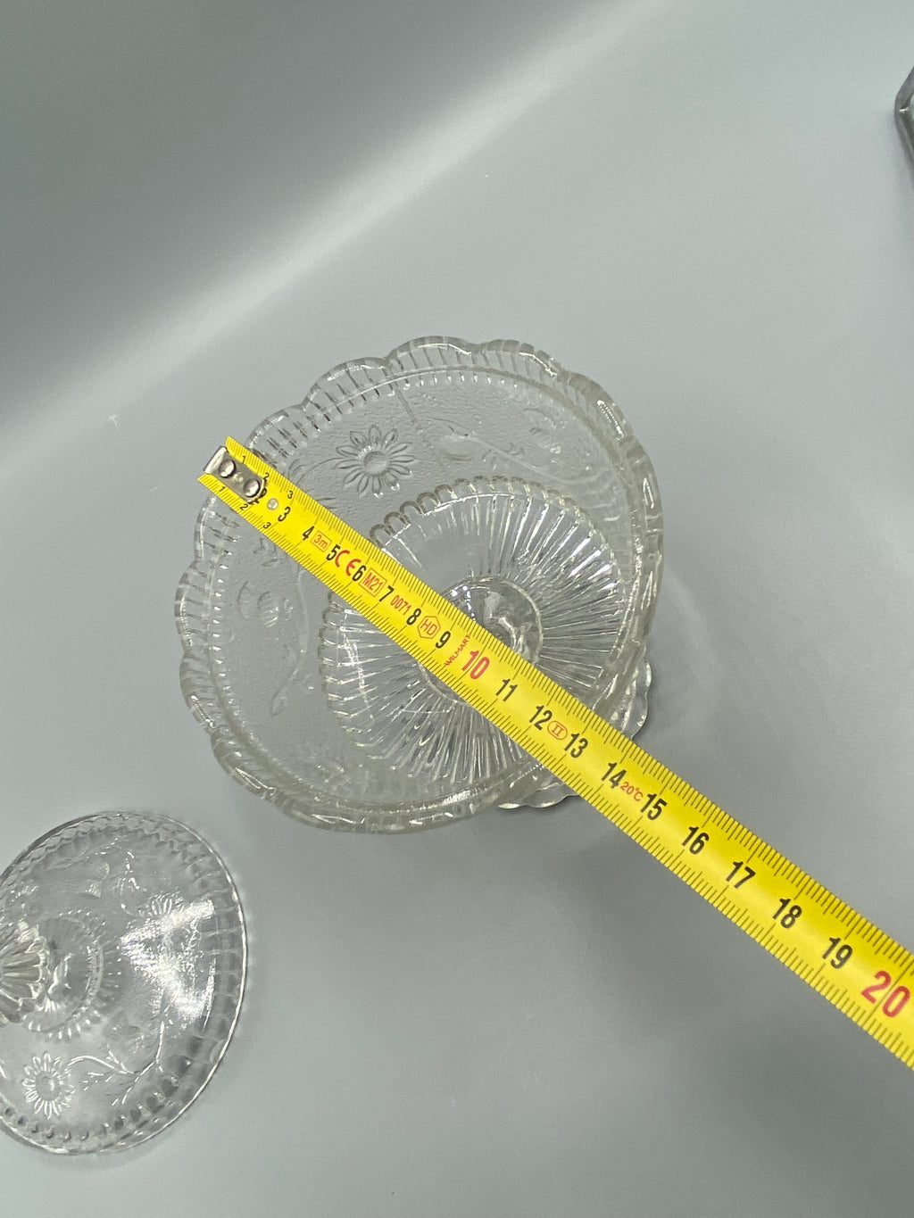 Drageoir verre moulé, vue du dessus de la coupe avec mètre, diamètre environ 14 cm
