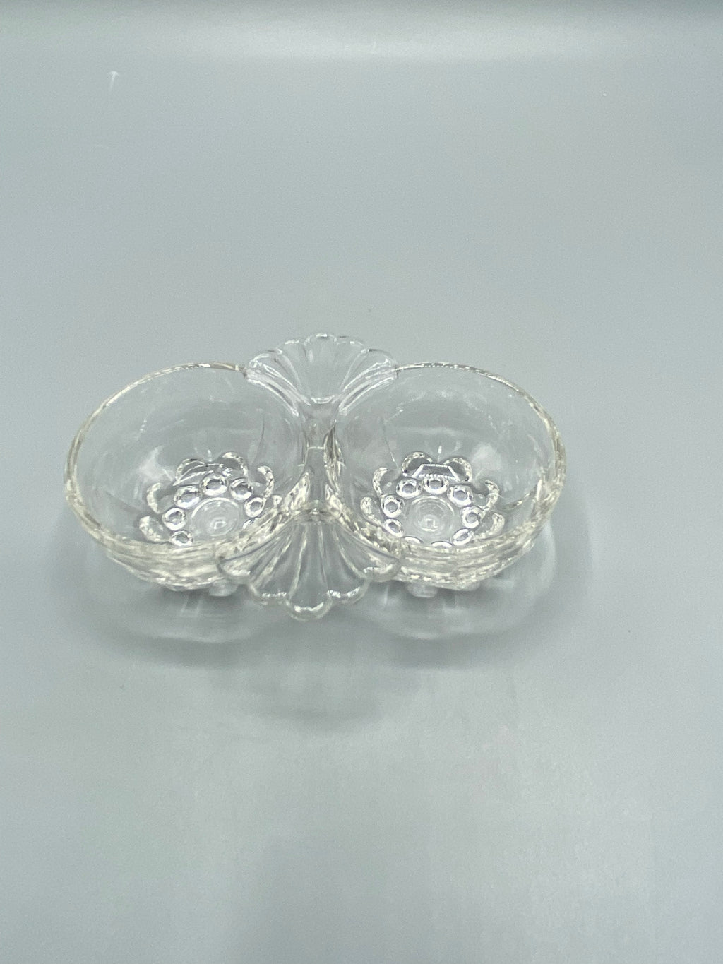 Double saleron verre pressé transparent, 2 coupelles florales et anse éventail, vue de face