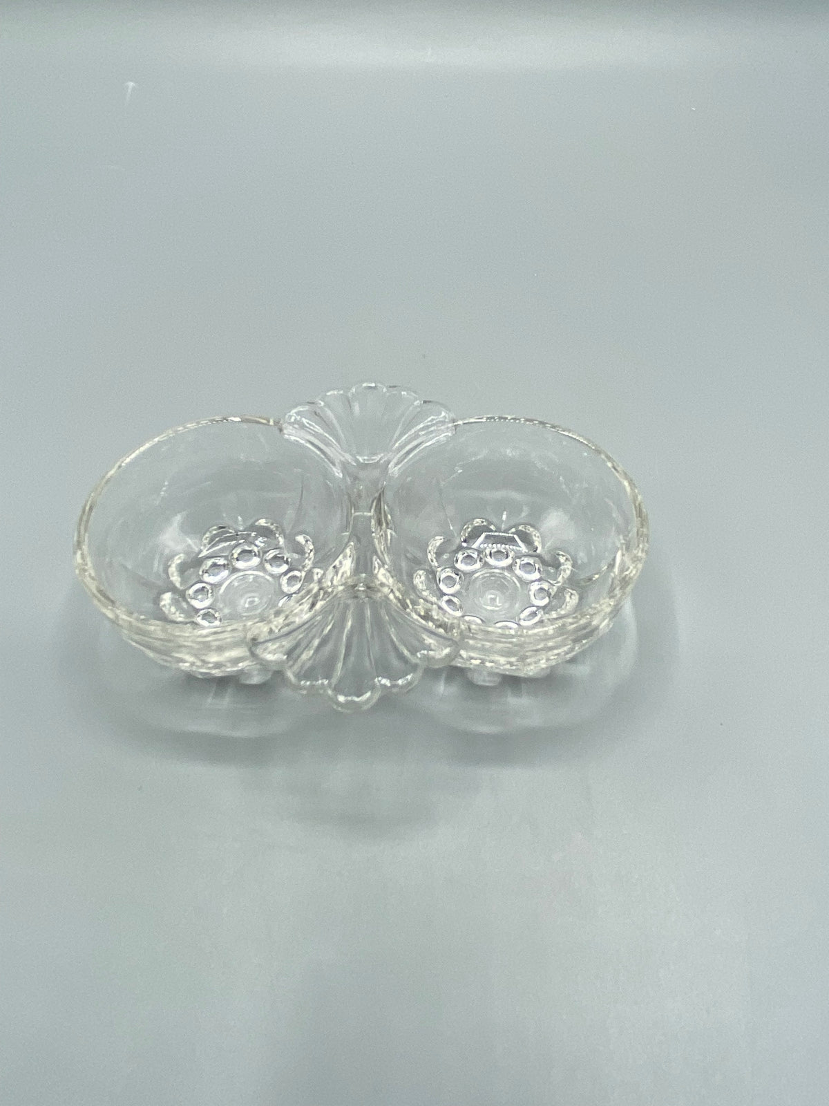 Double saleron verre pressé transparent, 2 coupelles florales et anse éventail, vue de face