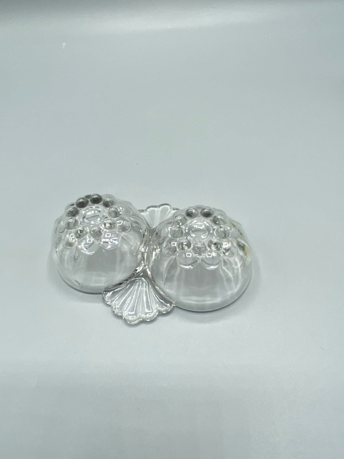 Double saleron verre pressé, vue de dos, décor de pastilles en relief sur le fond des coupelles