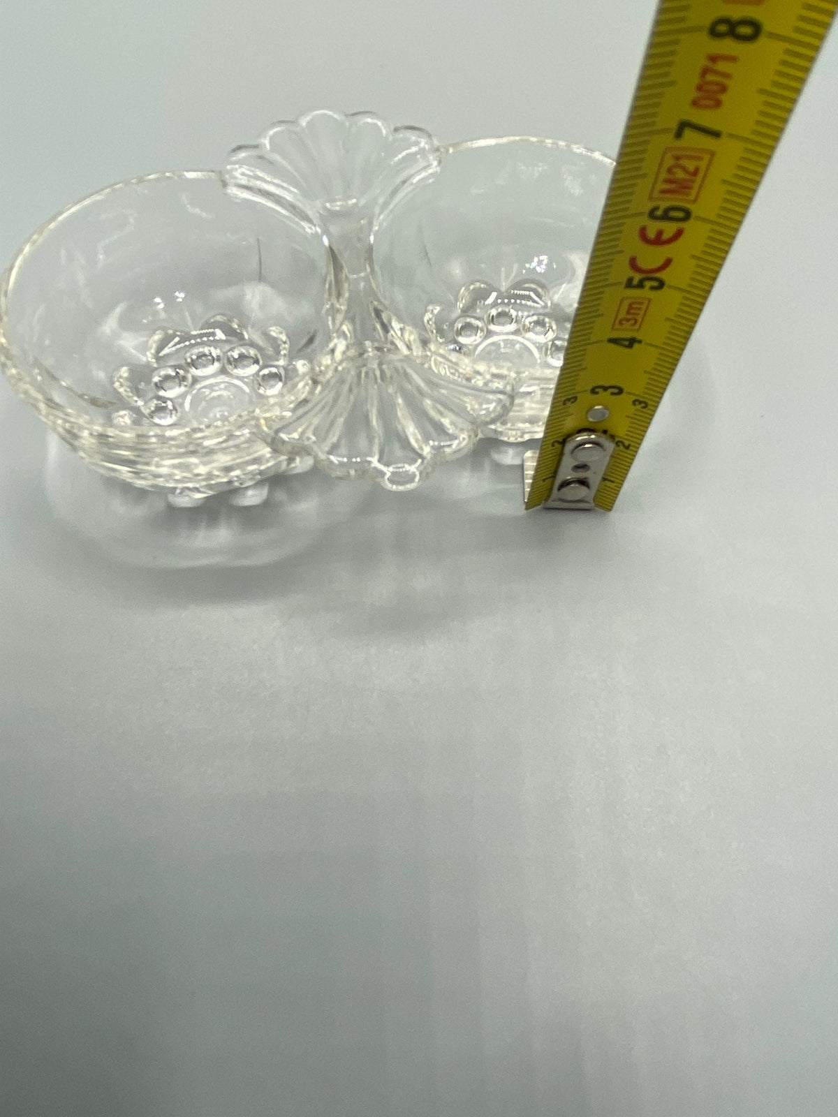 Double saleron verre pressé, vue de trois quarts, anse centrale en éventail festonné