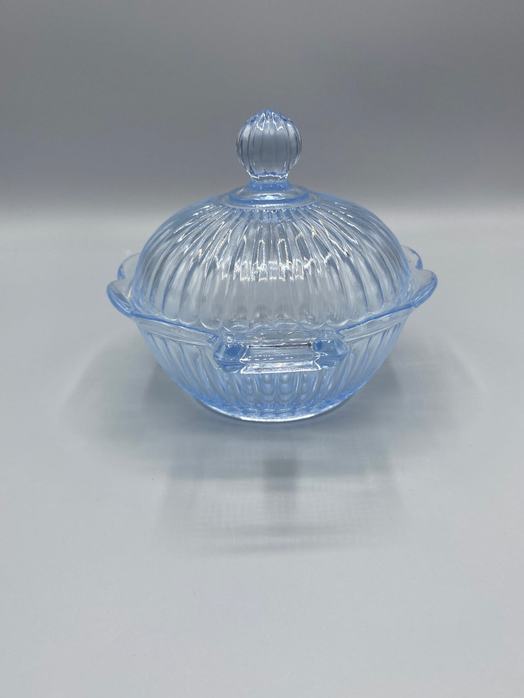 Bonbonnière verre pressé bleu lavande, vue de trois quarts, côtes rayonnantes du couvercle