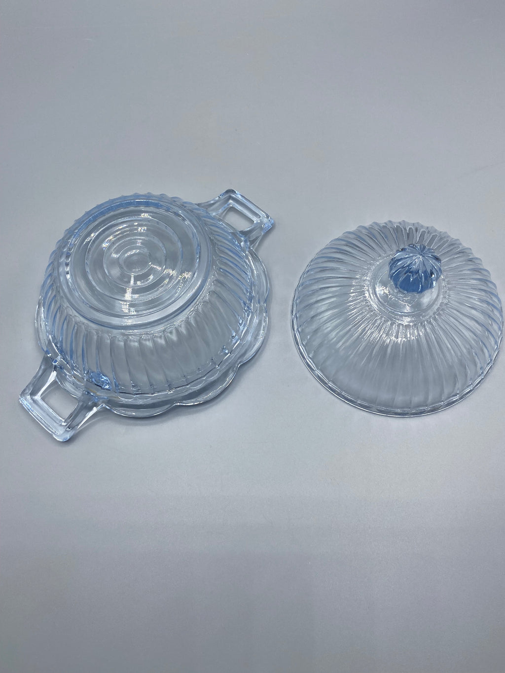 Bonbonnière verre pressé bleu lavande ouverte, coupe et couvercle séparés, fond de la coupe visible