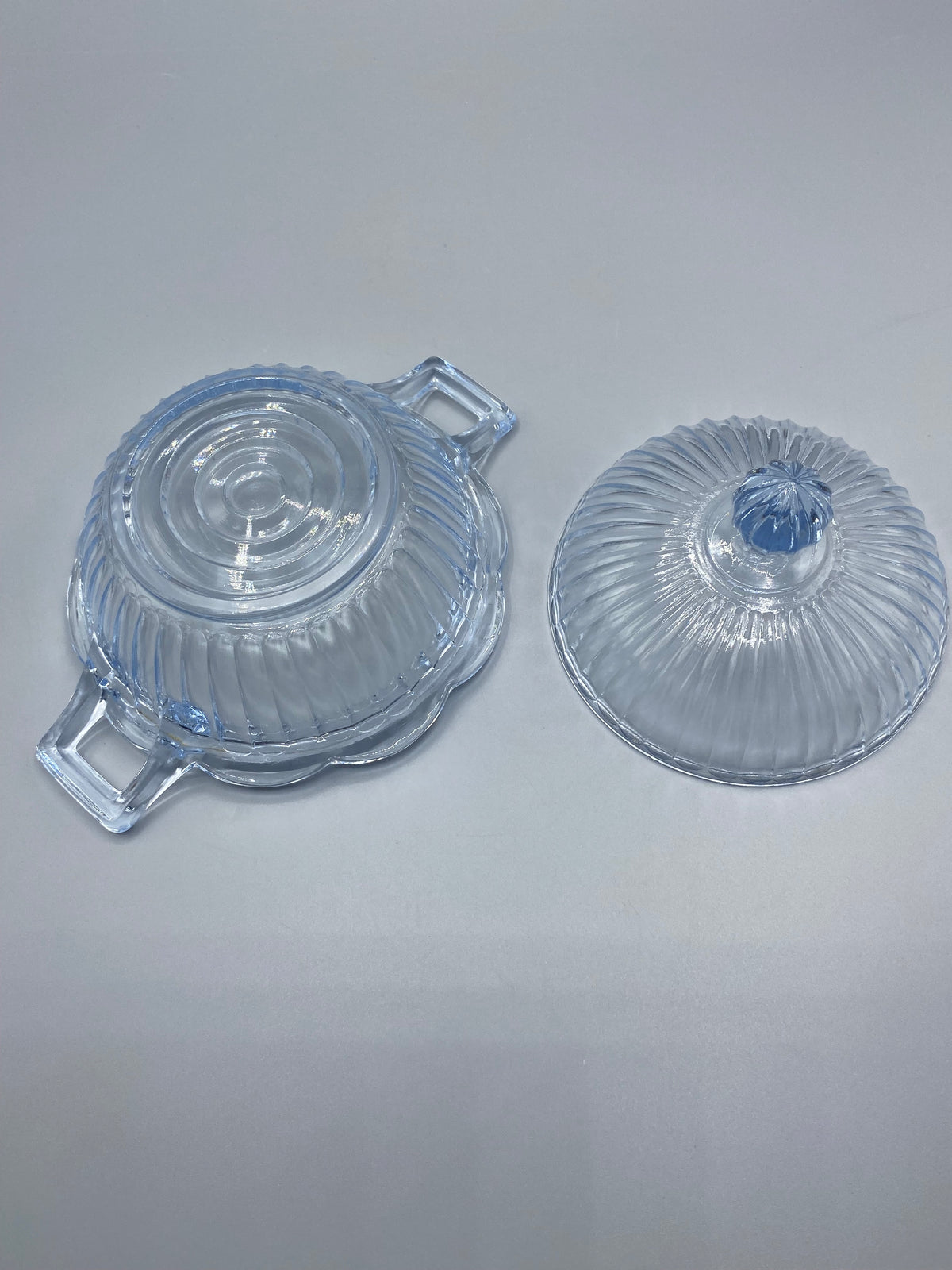 Bonbonnière verre pressé bleu lavande ouverte, coupe et couvercle séparés, fond de la coupe visible