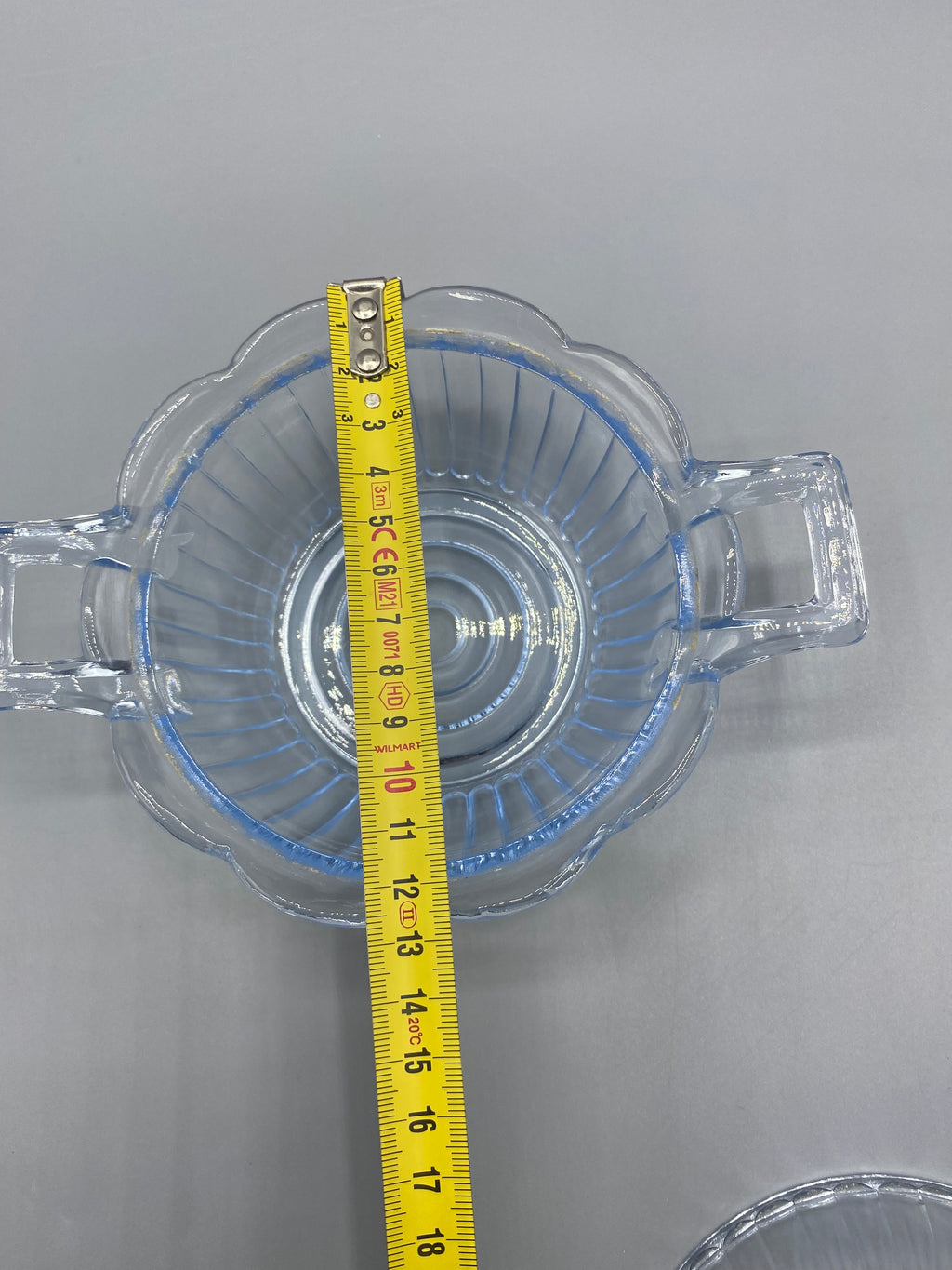 Intérieur de la coupe en verre bleu lavande avec mètre, diamètre environ 14 cm