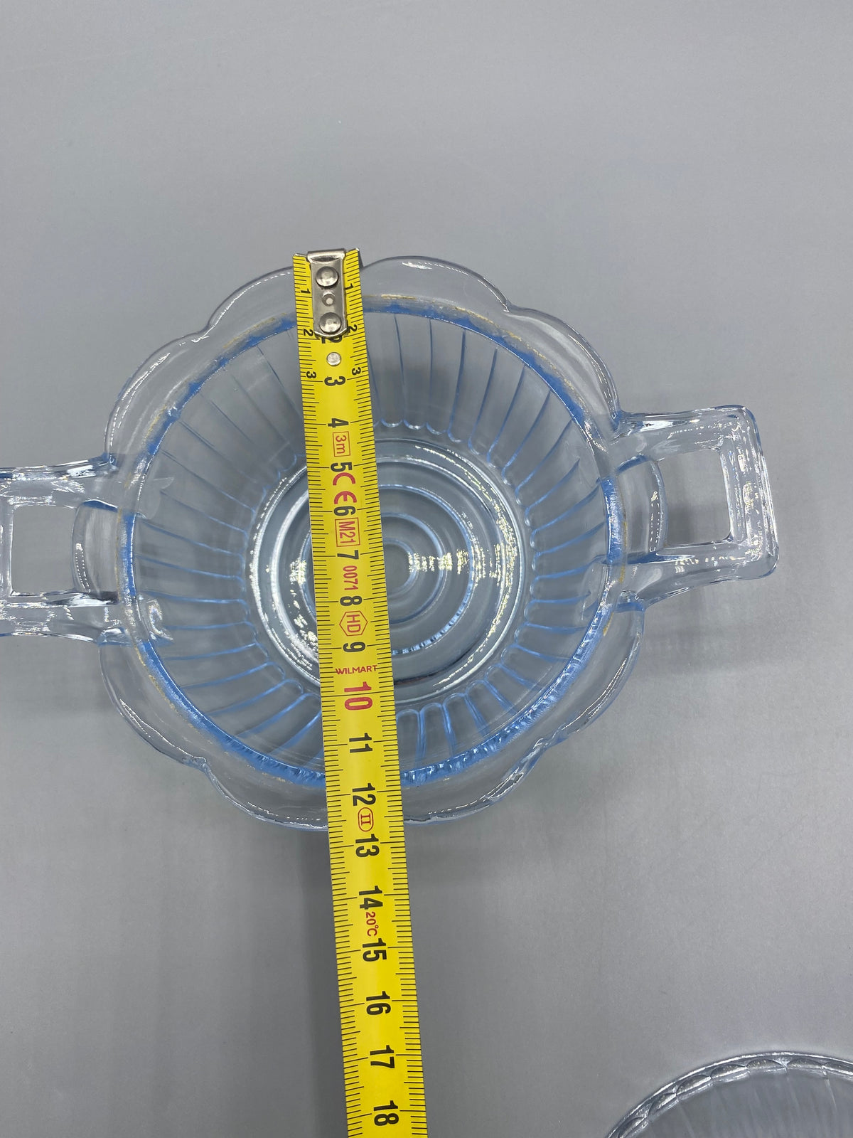 Intérieur de la coupe en verre bleu lavande avec mètre, diamètre environ 14 cm