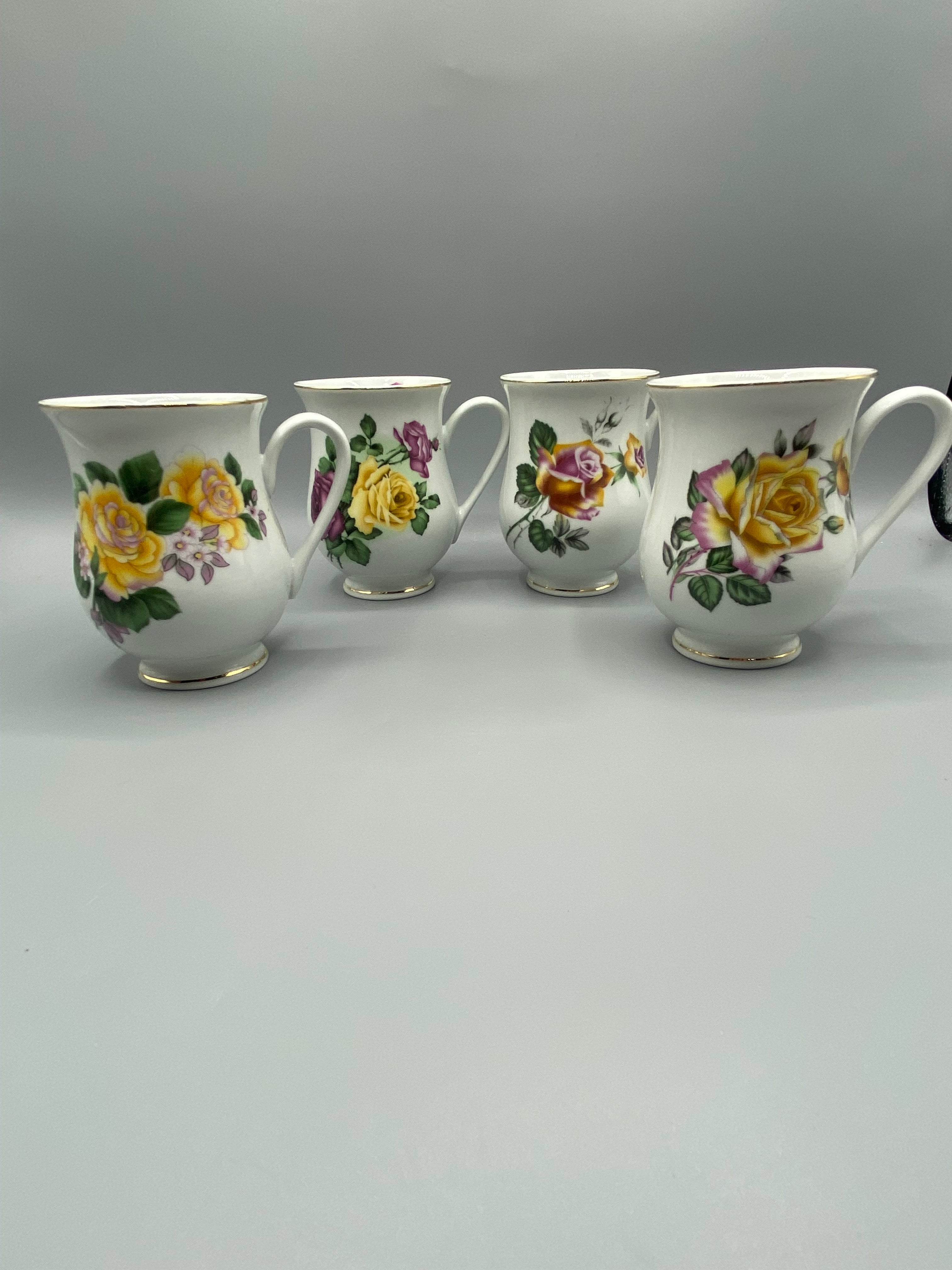 4 mugs porcelaine anglaise décor roses jaunes et mauves, vue de face ensemble